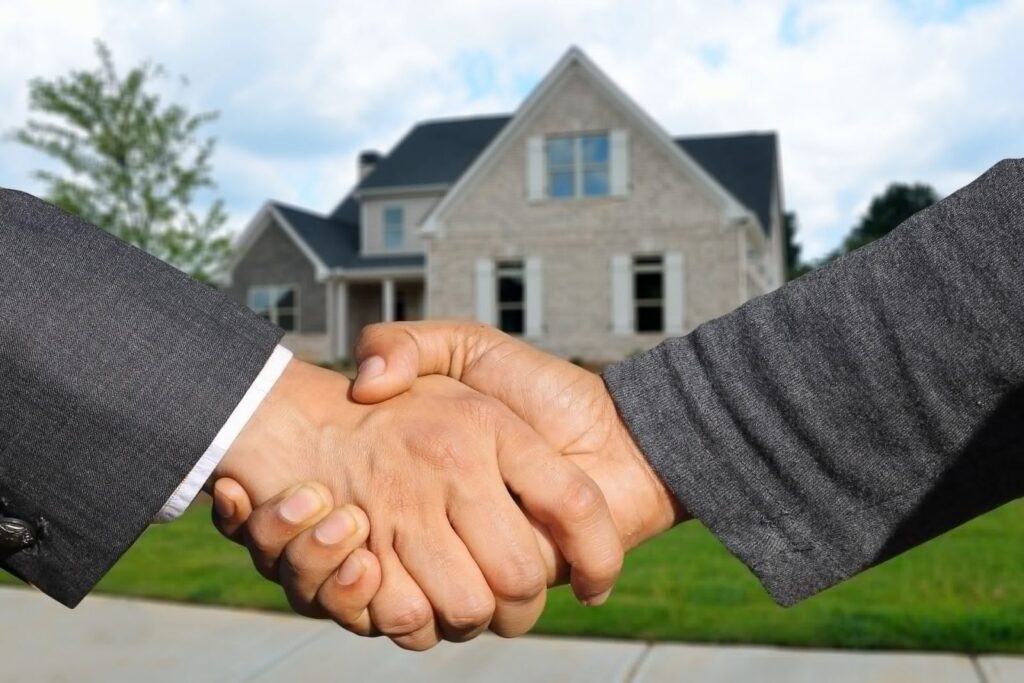 Real Estate Salesperson Resume Examples: Closing the Deal